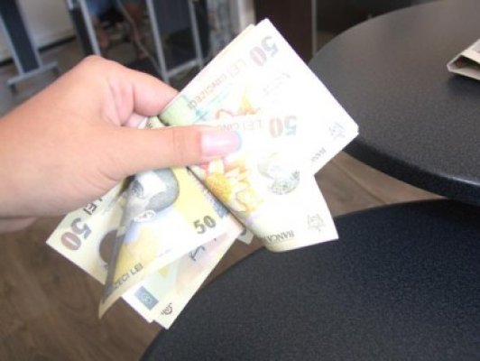 Câştigul salarial mediu net a scăzut cu 135 de lei
